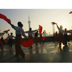  Women Exercise in the Morning by Fan Dancing on the Bund 