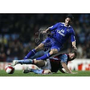   Bardsley challenges Evertons Arteta for the ball during Framed Prints
