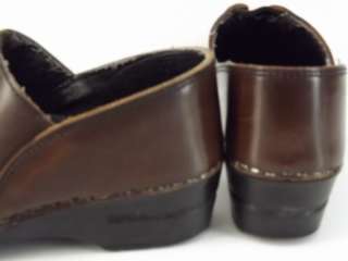 Womens shoes dark brown Dansko 40 9.5 10 M leather clogs comfort 