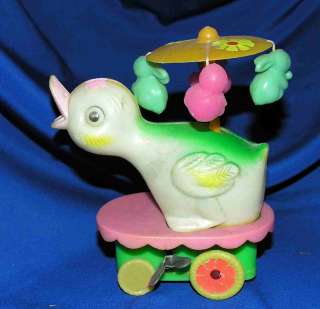 ADORABLE VTG PLASTIC EASTER UNLIMITED WINDUP SPINNING DUCK TOY  