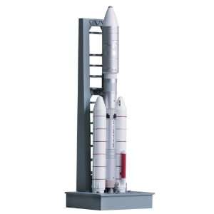   Dragon Models 1/400 Titan IIIE with Launch Pad SLC 41 Toys & Games