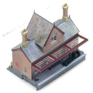  Hornby   Booking Hall Toys & Games