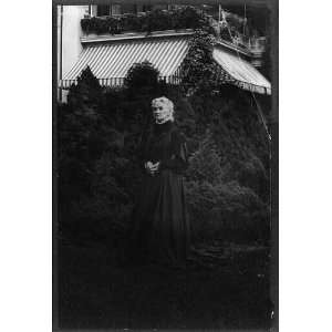  Gertrude McCurdy Hubbard,in the yard at Twin Oaks 