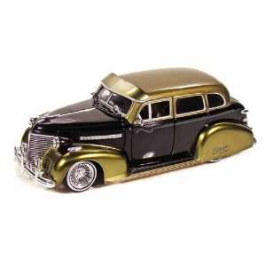   Chevy Master Deluxe 2 Tone LowRider 1/24 Green/Black Toys & Games