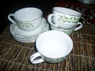 Set of 4 Gibson Christmas Charm Cups & Saucers  Holly & Berries  